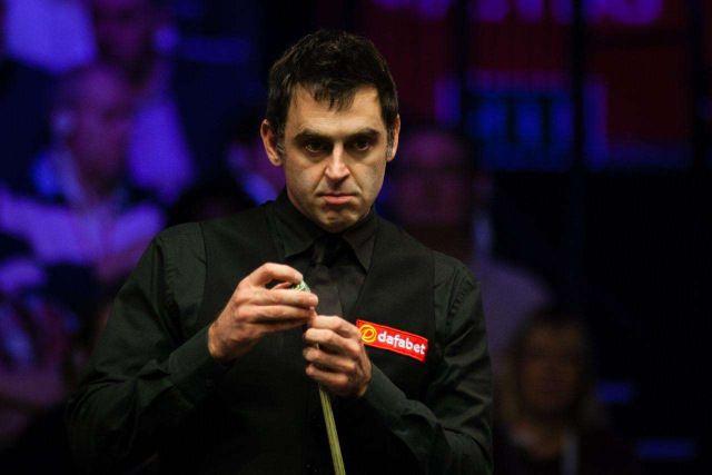 久常凉在比赛中手滑，球杆脱手刚好砸在了自己的小球上