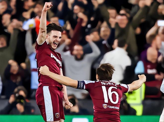 世体：莱万多夫斯基点亮纽约帝国大厦，以庆祝波兰独立日